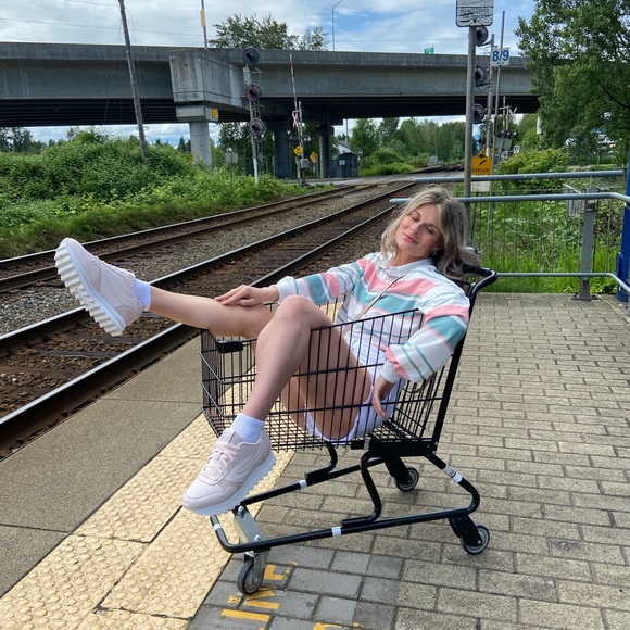 Meet your Posher, Stephanie - Picture 2 of 4